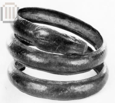 Bracelet with ends in the form of a snake's head