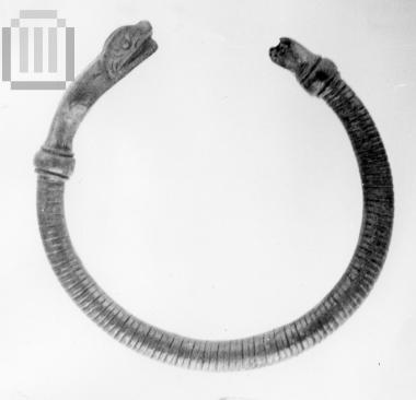 Bracelet with ends in the form of a snake's head