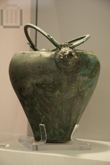Stamnoid   kados  with movable handles and spouts.