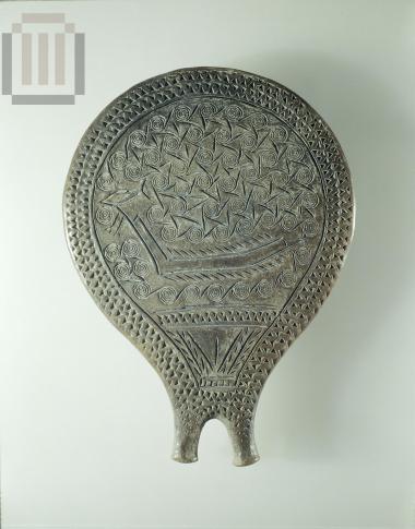 Πήλινο τηγανόσχημο σκεύος με χαραχτή παράσταση πλοίου.