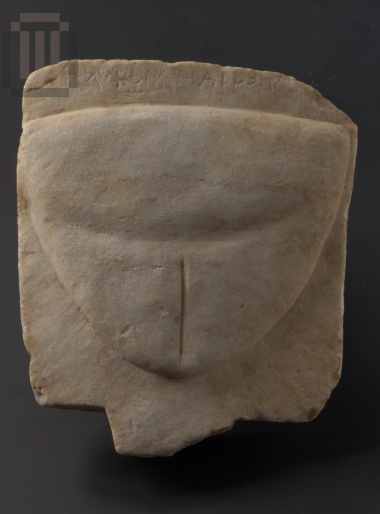 Aναθηματικό πλακίδιο με γυναικείο αιδοίο.