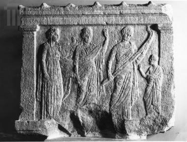 Αναθηματικό ανάγλυφο με παράσταση της Δηλιακής Τριάδας.