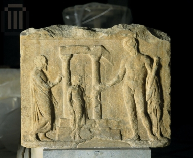 Αναθηματικό ανάγλυφο με  ιερό του Ηρακλή.