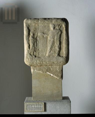 Αναθηματικό ενεπίγραφο ανάγλυφο με παράσταση Αφροδίτης.