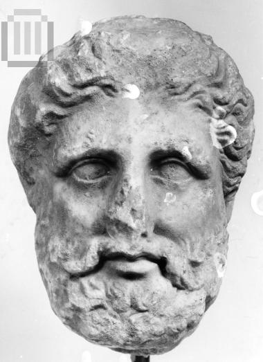 Κεφαλή αγάλματος γενειοφόρου άνδρα.