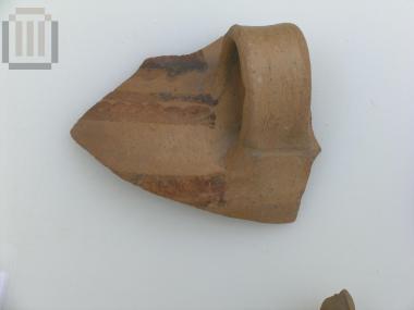 Όστρακο  κλειστού αγγείου με δίχρωμη αμαυρόχρωμη διακόσμηση.