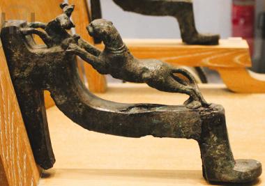 Chariot attachment with animal figurine group with limbs entwined