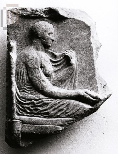 Τμήμα αναθηματικού αναγλύφου με γυναικεία μορφή.