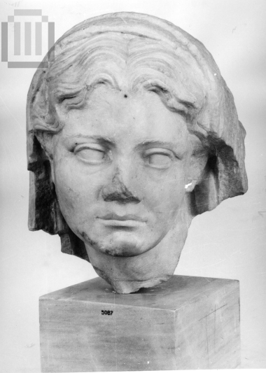 Εικονιστική κεφαλή γυναίκας από επιτύμβιο μνημείο.