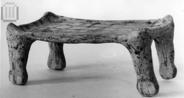 Πήλινο ομοίωμα κλίνης με γραπτή διακόσμηση.