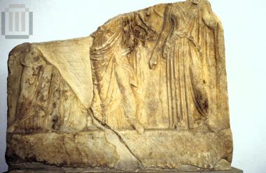 Αναθηματικό ανάγλυφο με Αφροδίτη, Δήμητρα και Κόρη.