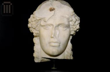 Head of a supernatural  Apollo  statue in the Kassel type.