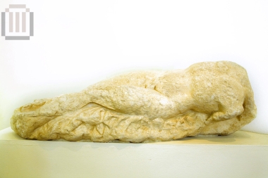 Γυμνός ξαπλωμένος πολεμιστής.