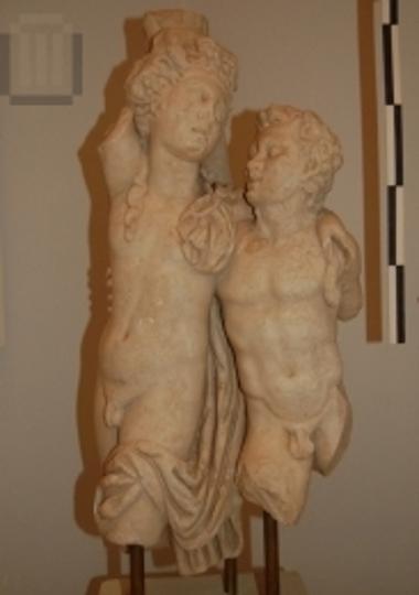 Μαρμάρινο τραπεζοφόρο με πλαστική διακόσμηση Διόνυσου με Σάτυρο