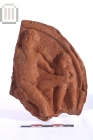 Πήλινο πλακίδιο με ανάγλυφη διακόσμηση