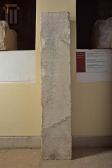 Μαρμάρινη ενεπίγραφη στήλη