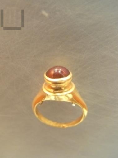 Χρυσό δακτυλίδι με πολύτιμο λίθο