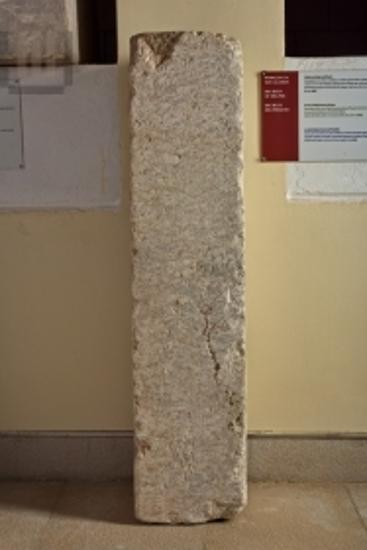 Παραλληλόγραμμη στήλη με επιγραφή