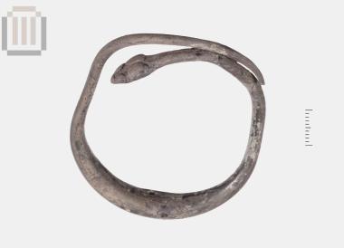 Μολύβδινο οφιόμορφο βραχιόλι από το Φράγμα Καλαμά