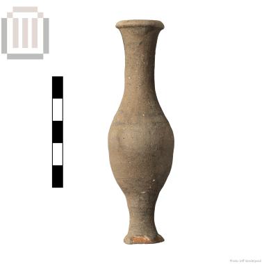 Πήλινο ατρακτόσχημο μυροδοχείο από το Δυμόκαστρο