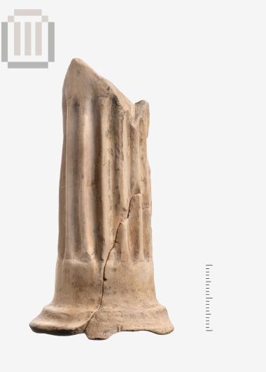 Πήλινος ραβδωτός κιονίσκος από ομοίωμα ναΐσκου από το Δυμόκαστρο