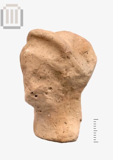 Κεφαλή πήλινου ειδωλίου γυναικείας μορφής από το Δυμόκαστρο