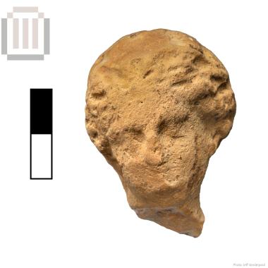 Κεφαλή πήλινου ειδωλίου γυναικείας μορφής από το Δυμόκαστρο