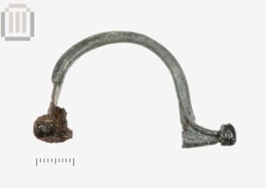 Χάλκινη τοξωτή φίβουλα, ελλιπής ως προς την περόνη, από τη Μαζαρακιά