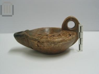 Πήλινος λύχνος από τη Μαζαρακιά