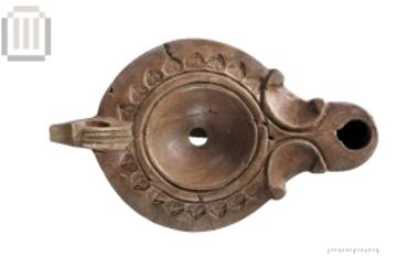 Πήλινος ερυθροβαφής λύχνος από τη Μαζαρακιά