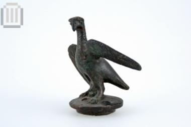 Πώμα αγγείου διακοσμημένο με ειδώλιο αετού