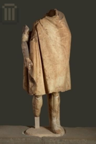 Τμήμα από το μαρμάρινο άγαλμα του Δαόχου Α' από το οικογενειακό ανάθημα του Δαόχου Β'