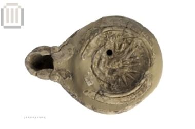 Πήλινος λύχνος από τη Μαζαρακιά