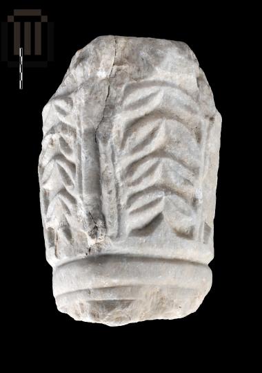 Κιονόκρανο τεκτονικού τύπου με ανάγλυφη διακόσμηση