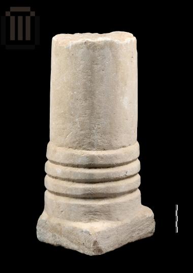 Απότμημα αρράβδωτου κιονίσκου με τρεις δακτυλίους στη βάση και συμφυή τετράγωνη πλίνθο