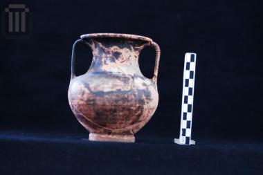 Πήλινος μελαμβαφής αμφορίσκος