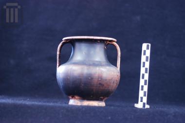 Black-glazed amphoriskos