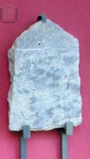 Τμήμα στήλης με αετωματική επίστεψη