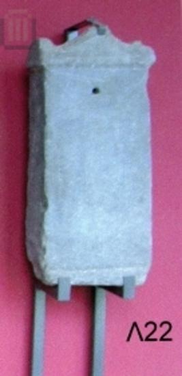 Τμήμα στήλης με αετωματική επίστεψη