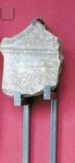 Τμήμα επιτύμβιας στήλης με αετωματική επίστεψη