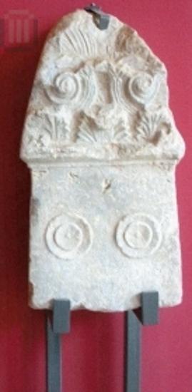 Τμήμα επιτύμβιας στήλης με ανθεμωτή επίστεψη