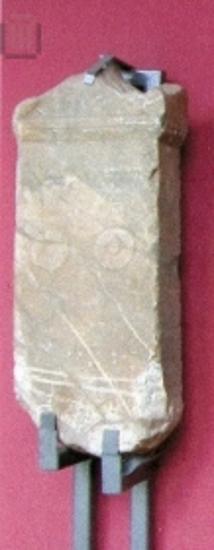 Tμήμα επιτύμβιας στήλης με αετωματική επίστεψη