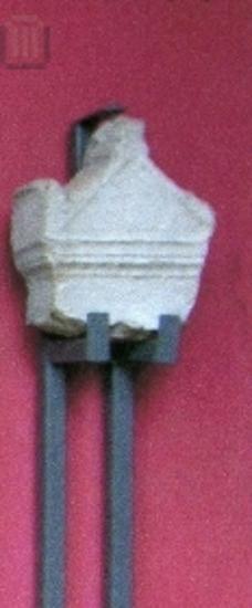 Tμήμα επιτύμβιας στήλης με αετωματική επίστεψη