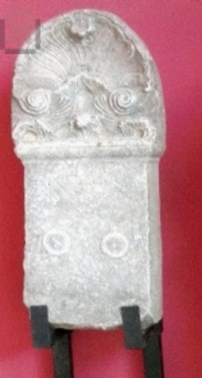 Tμήμα επιτύμβιας στήλης με ανθεμωτή επίστεψη