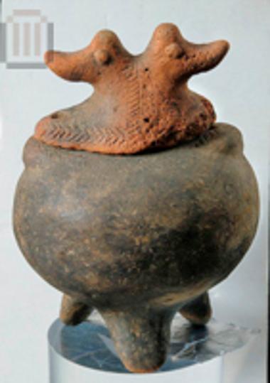 Τριποδική πυξίδα με πώμα