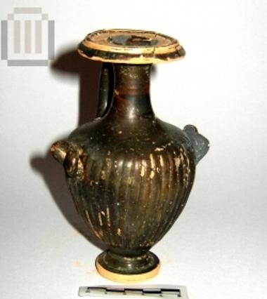 Black-glazed hydriske