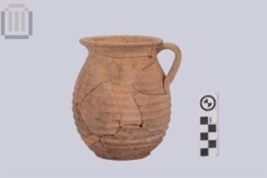 Πήλινο μόνωτο χυτροειδές αγγείο από το οικόπεδο του Αρχαιολογικού Μουσείου Ηγουμενίτσας