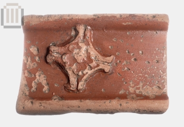 Όστρακο πήλινου ερυθροβαφούς πινακίου από το Δυμόκαστρο