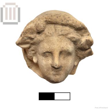 Κεφαλή πήλινου ειδωλίου γυναικείας μορφής από το Δυμόκαστρο