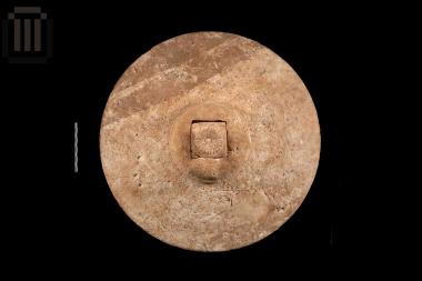 Λίθινη κυλινδρική τεφροδόχος κάλπη από το Φράγμα Καλαμά